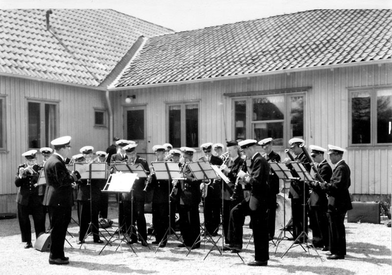 F1s musikkår spelar utanför Markan 1958